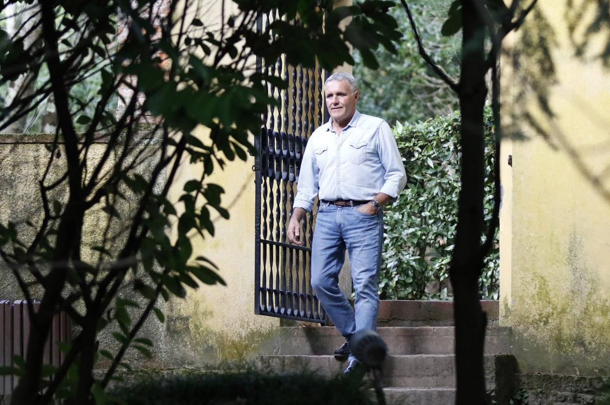 Miguel Rodríguez Acebedo baja una de las escaleras del Jardín Botánico Atlántico. 