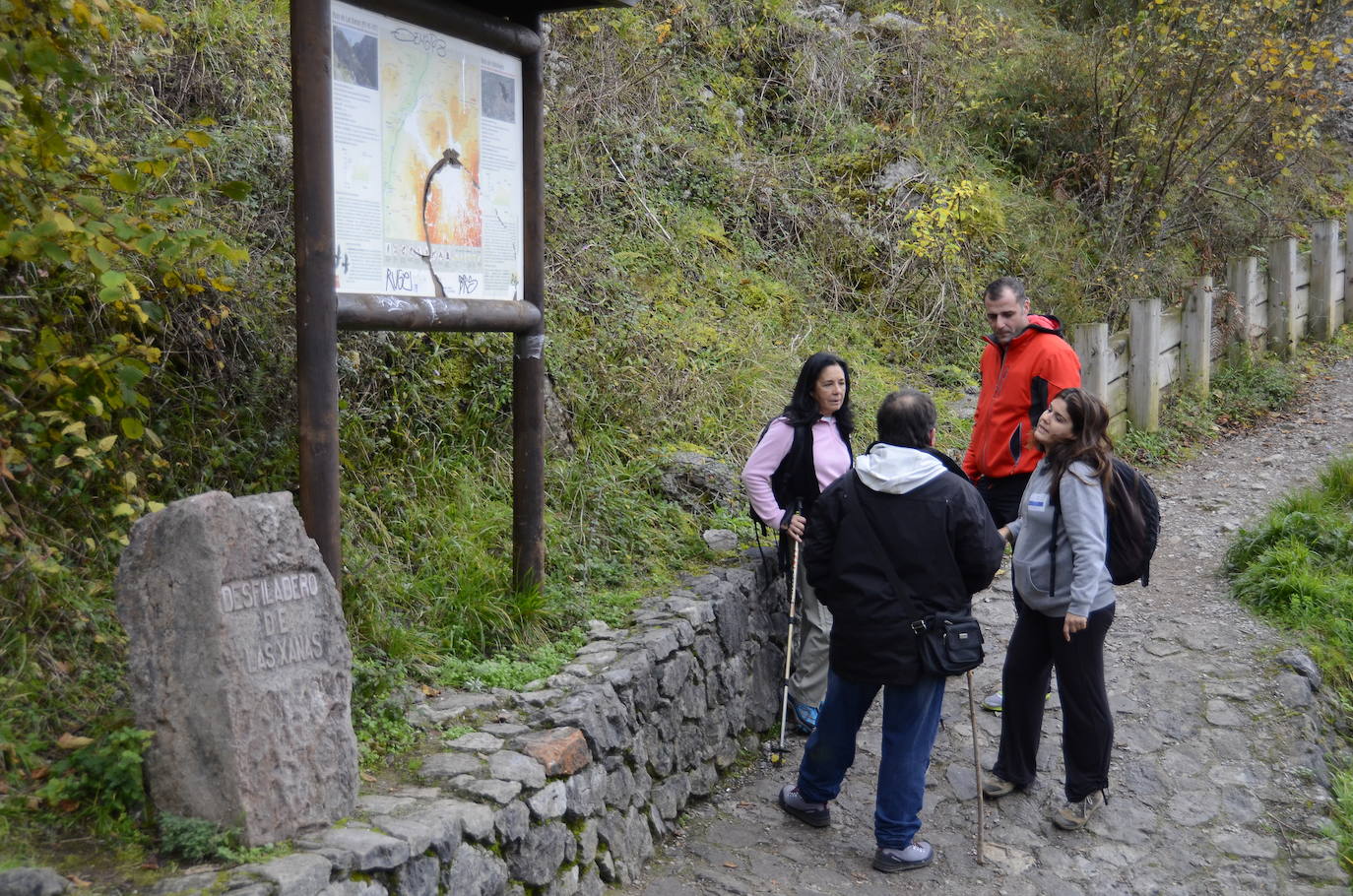 Senderistas, por el camino del desfiladero de las Xanas