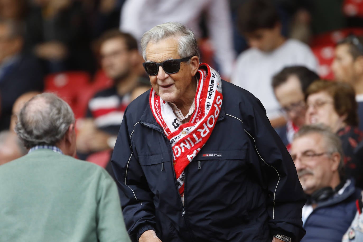 El Molinón se rinde a Manu García en la victoria del Sporting.