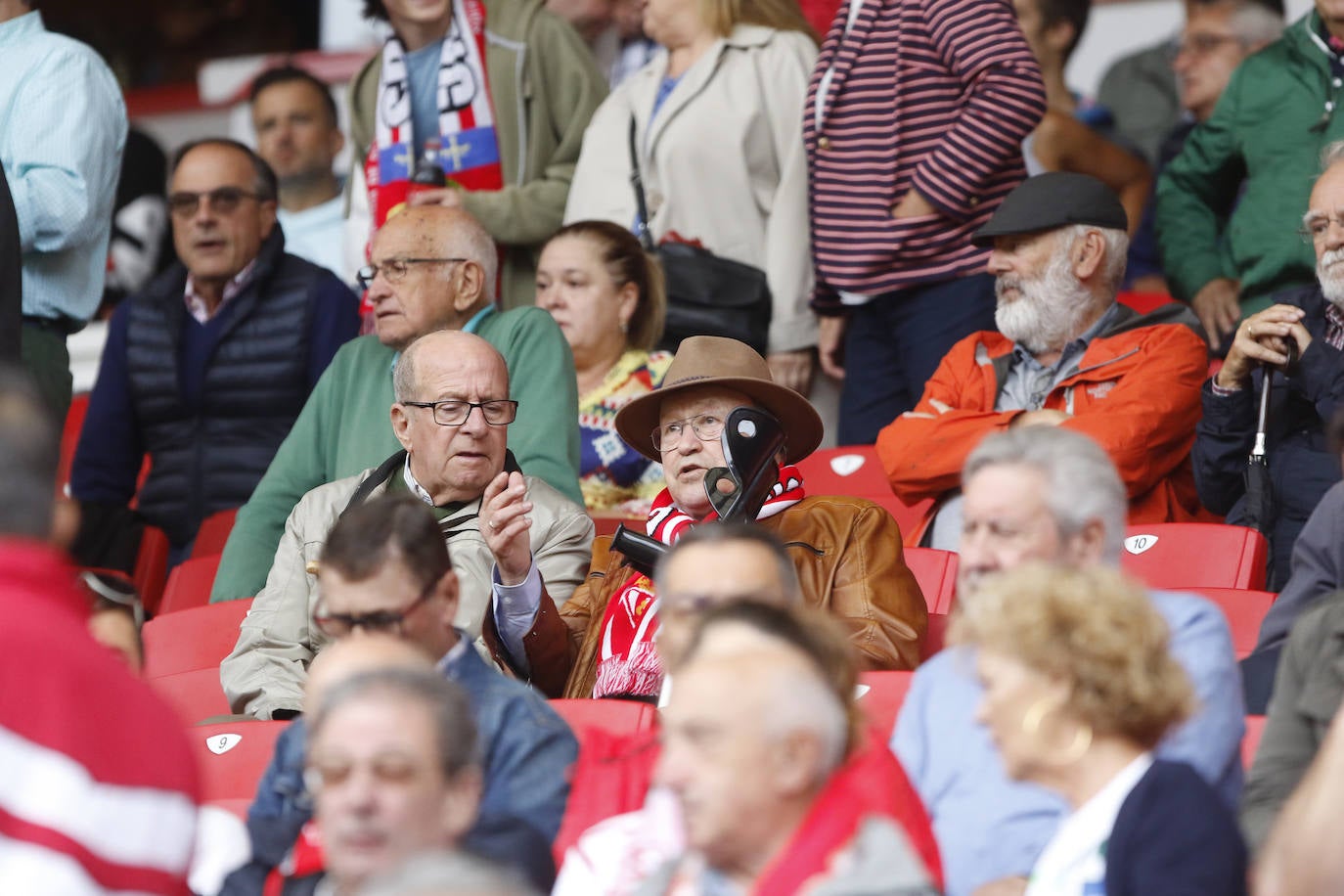 El Molinón se rinde a Manu García en la victoria del Sporting.