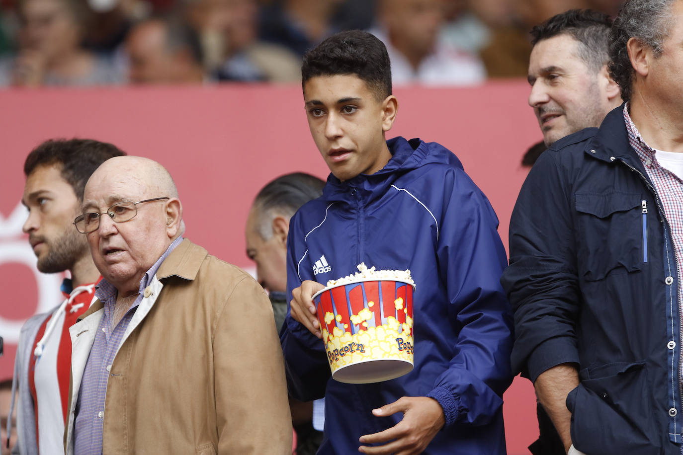 El Molinón se rinde a Manu García en la victoria del Sporting.