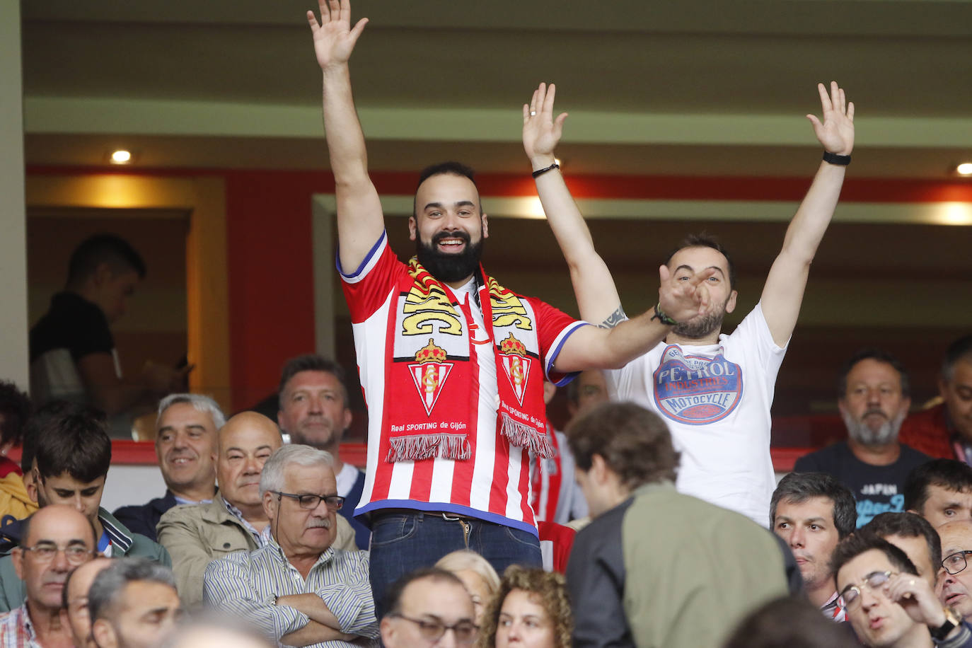El Molinón se rinde a Manu García en la victoria del Sporting.