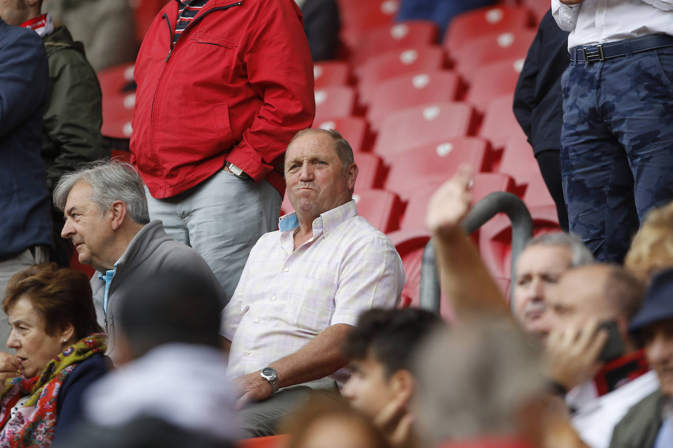 El Molinón se rinde a Manu García en la victoria del Sporting.