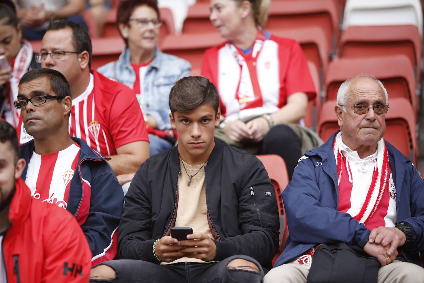 El Molinón se rinde a Manu García en la victoria del Sporting.