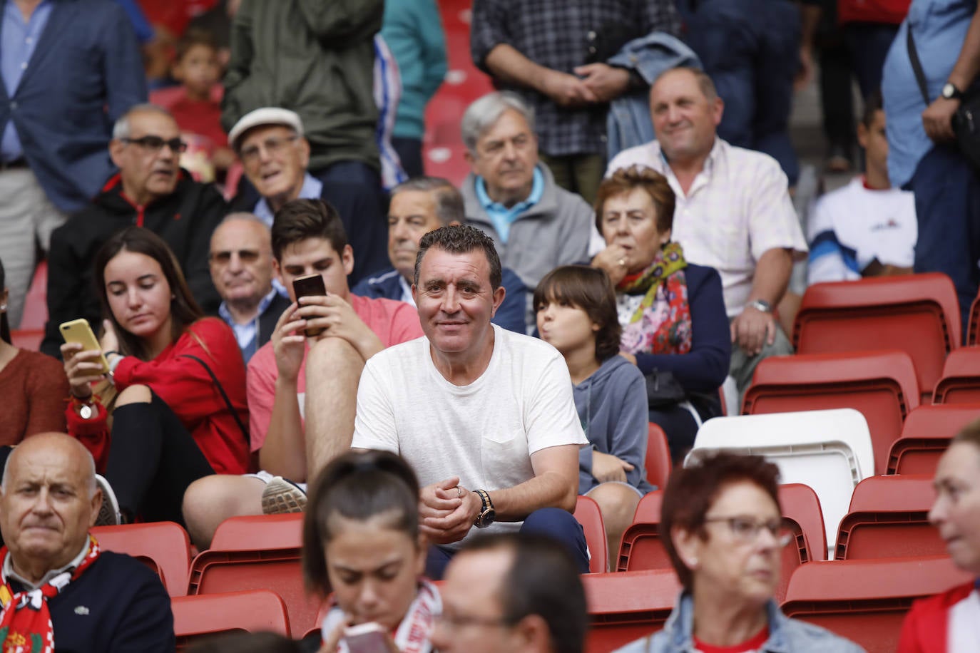 El Molinón se rinde a Manu García en la victoria del Sporting.