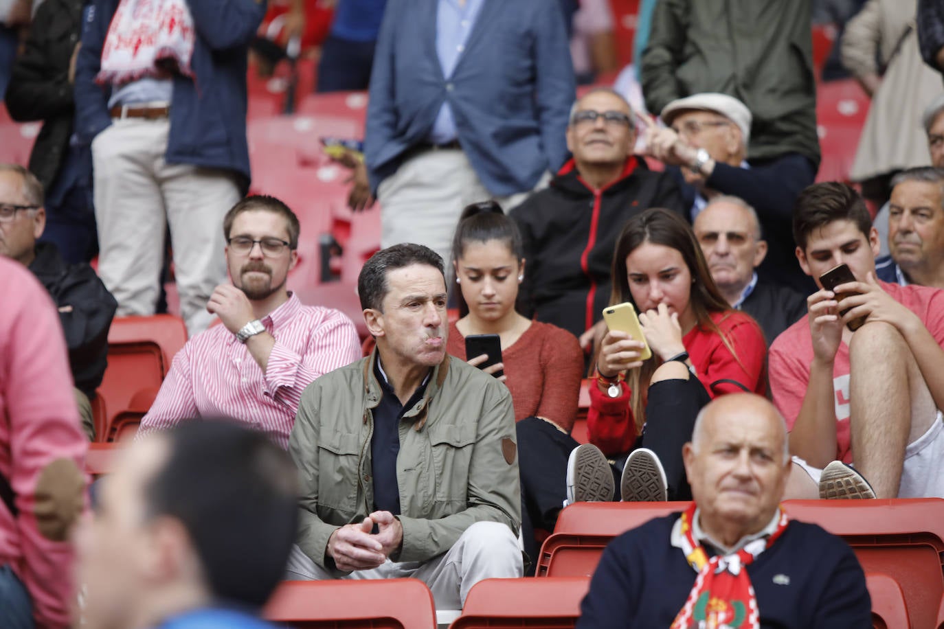 El Molinón se rinde a Manu García en la victoria del Sporting.