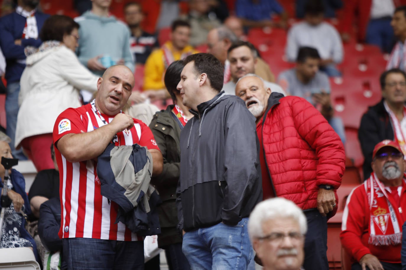 El Molinón se rinde a Manu García en la victoria del Sporting.