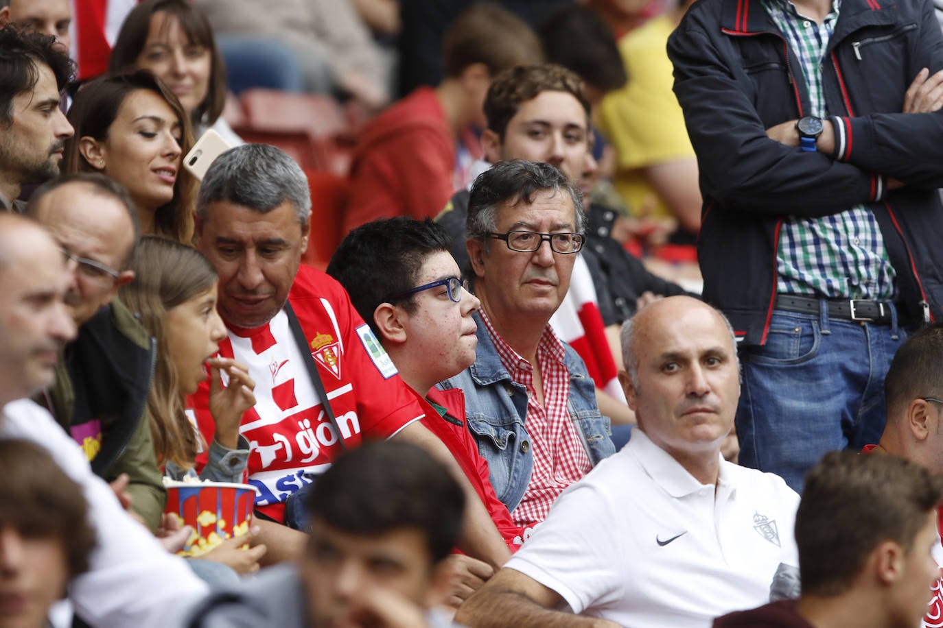 El Molinón se rinde a Manu García en la victoria del Sporting.