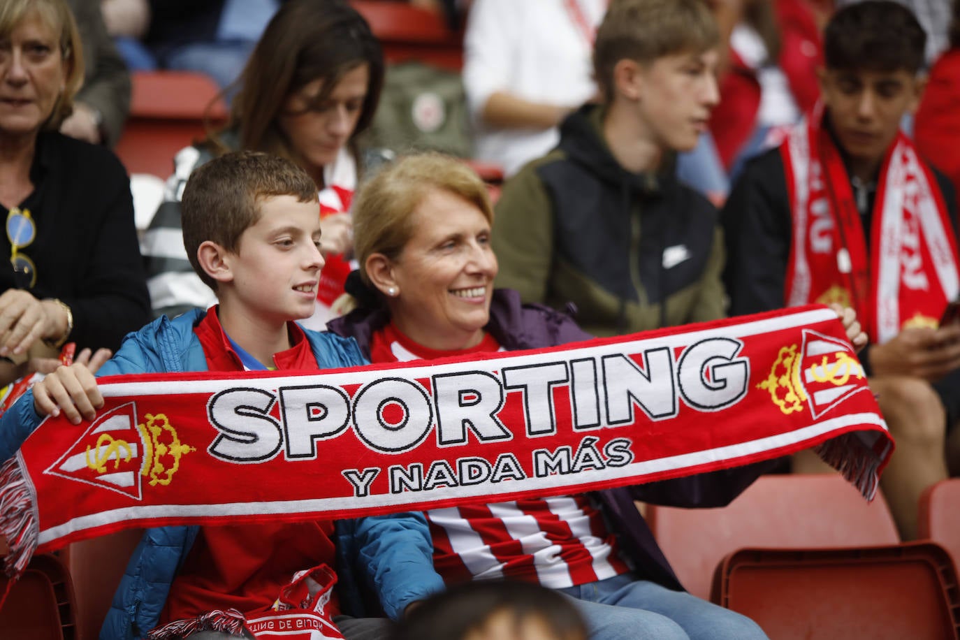 El Molinón se rinde a Manu García en la victoria del Sporting.