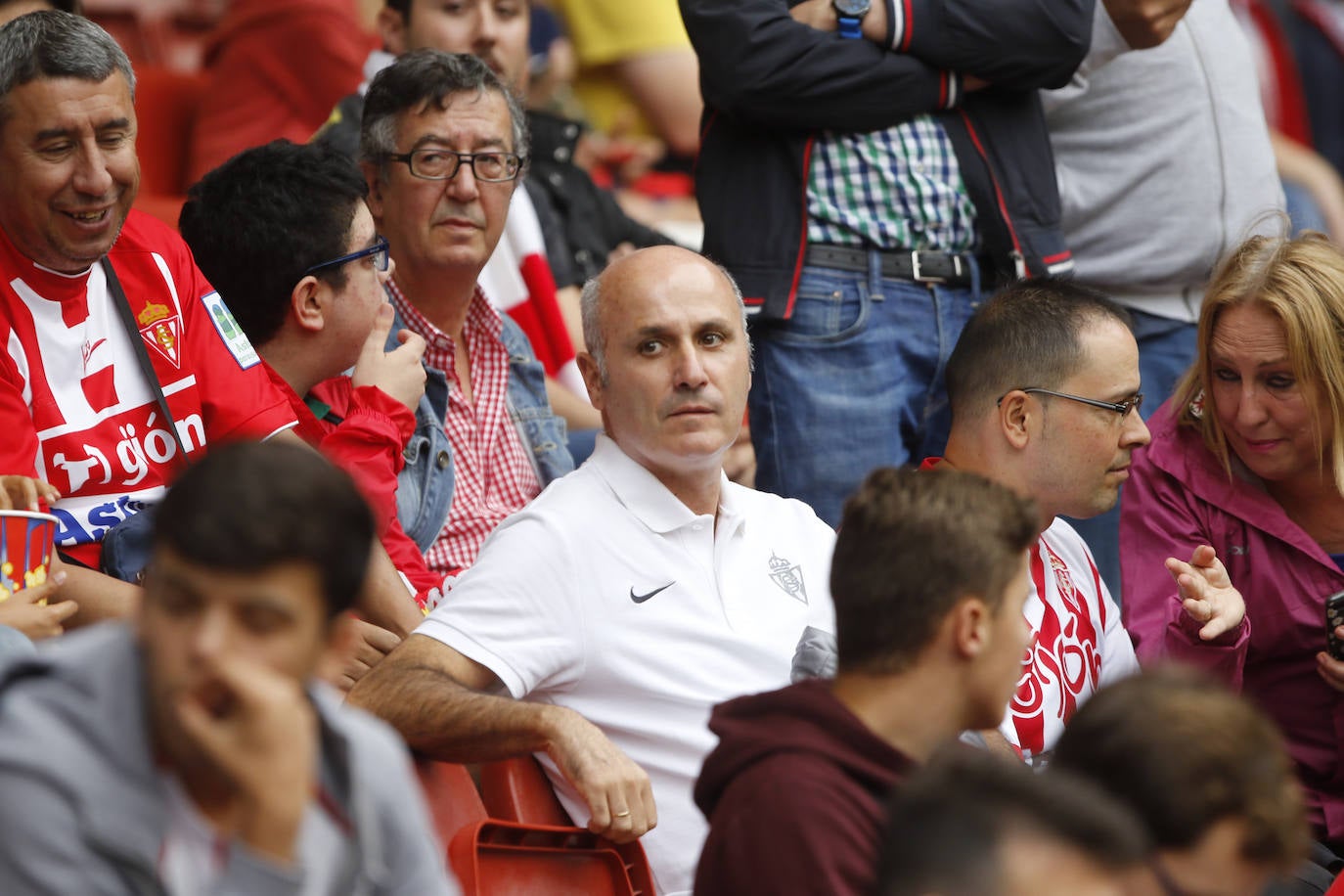 El Molinón se rinde a Manu García en la victoria del Sporting.