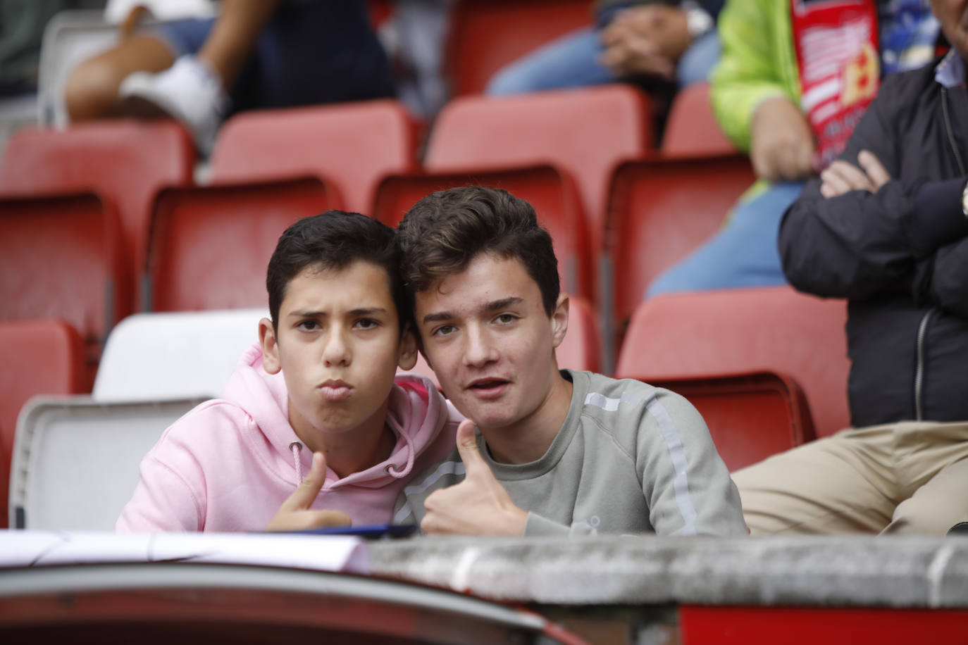El Molinón se rinde a Manu García en la victoria del Sporting.