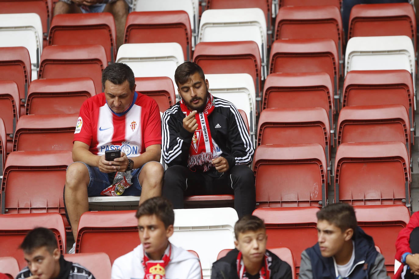 El Molinón se rinde a Manu García en la victoria del Sporting.