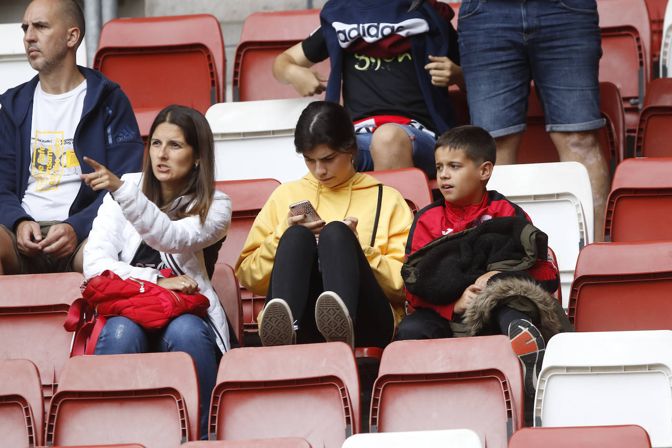 El Molinón se rinde a Manu García en la victoria del Sporting.