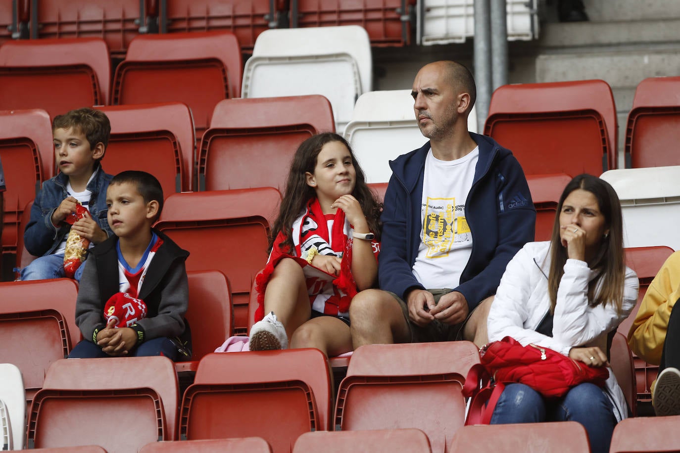 El Molinón se rinde a Manu García en la victoria del Sporting.