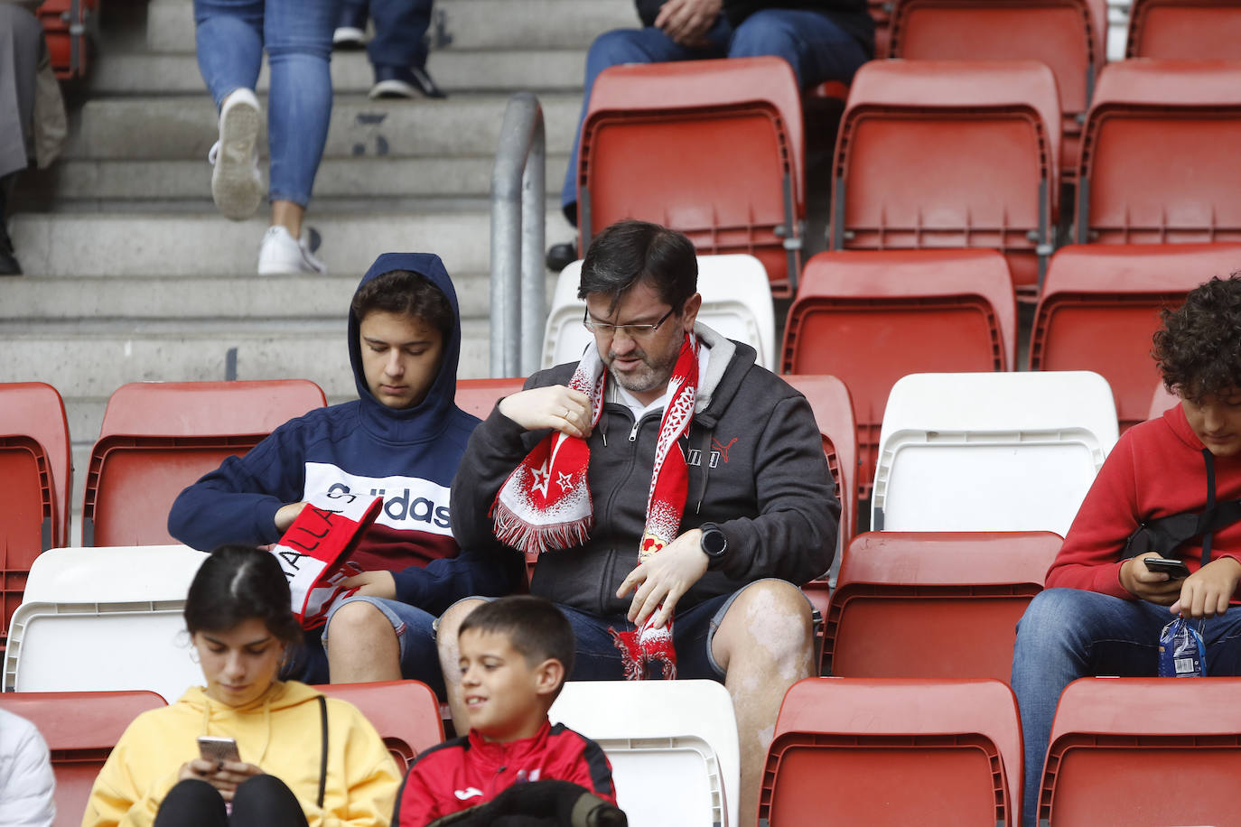 El Molinón se rinde a Manu García en la victoria del Sporting.