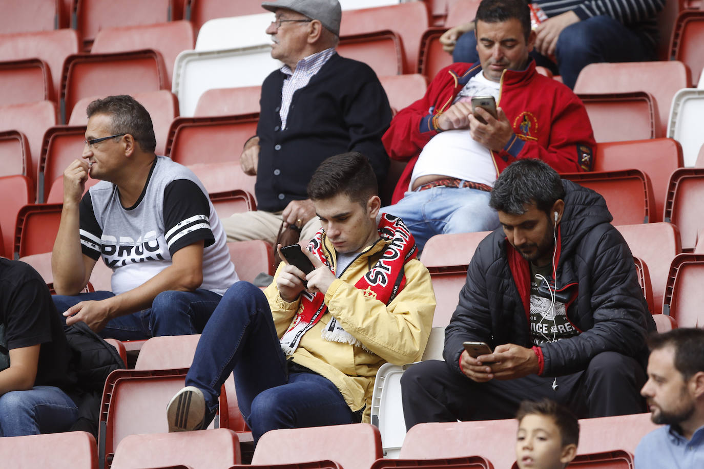 El Molinón se rinde a Manu García en la victoria del Sporting.