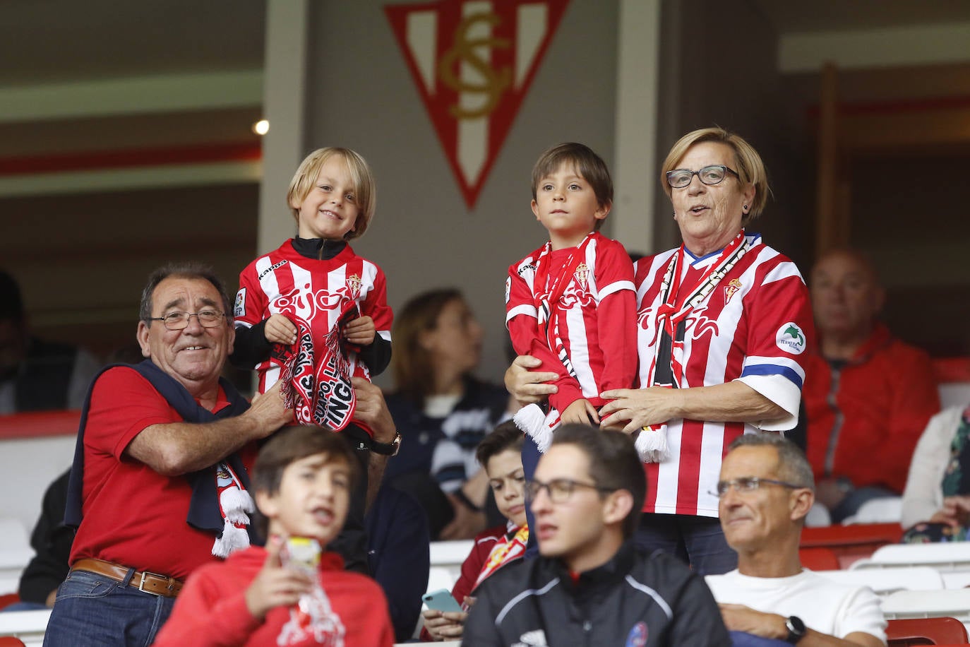 El Molinón se rinde a Manu García en la victoria del Sporting.