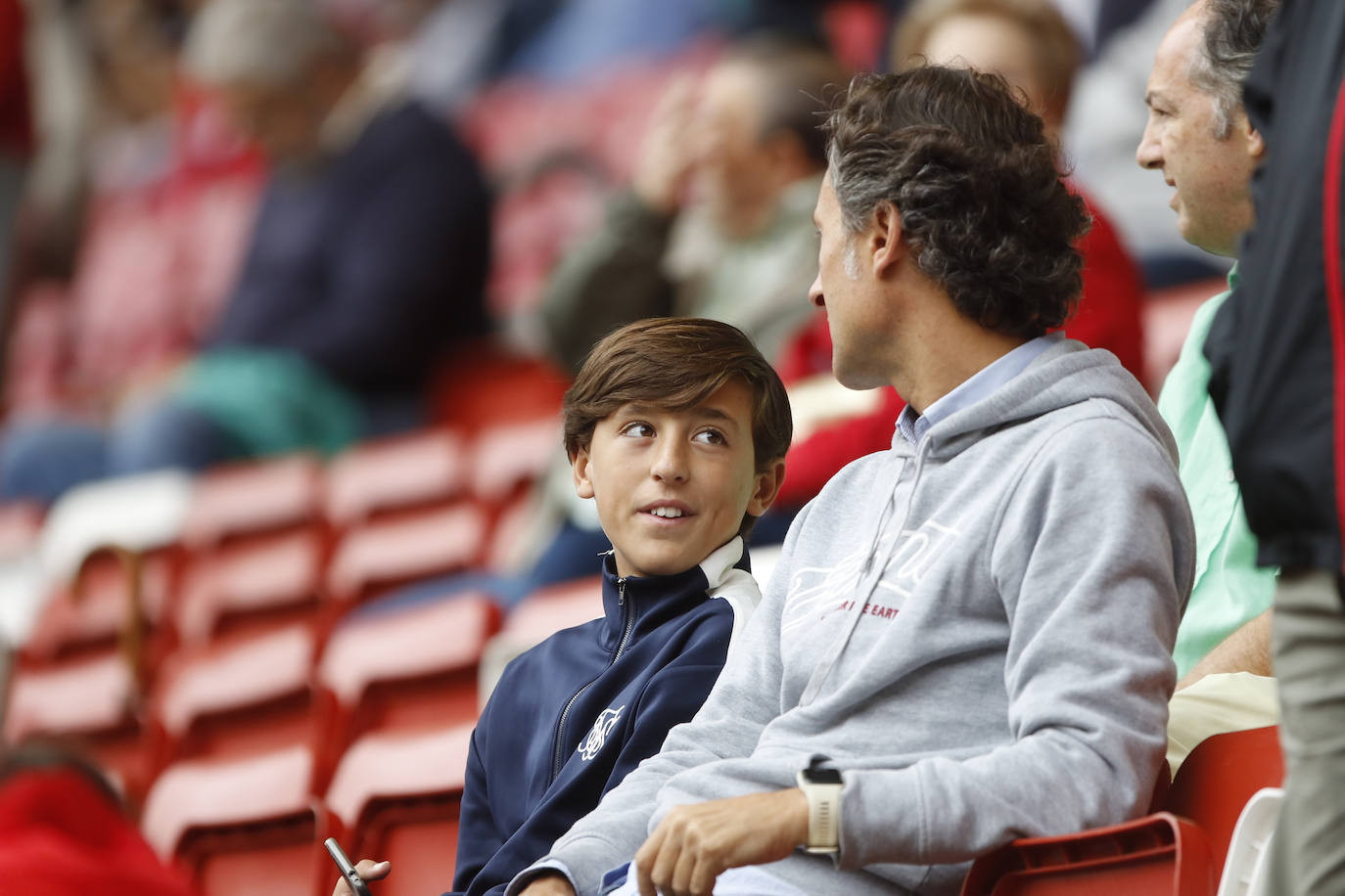 El Molinón se rinde a Manu García en la victoria del Sporting.