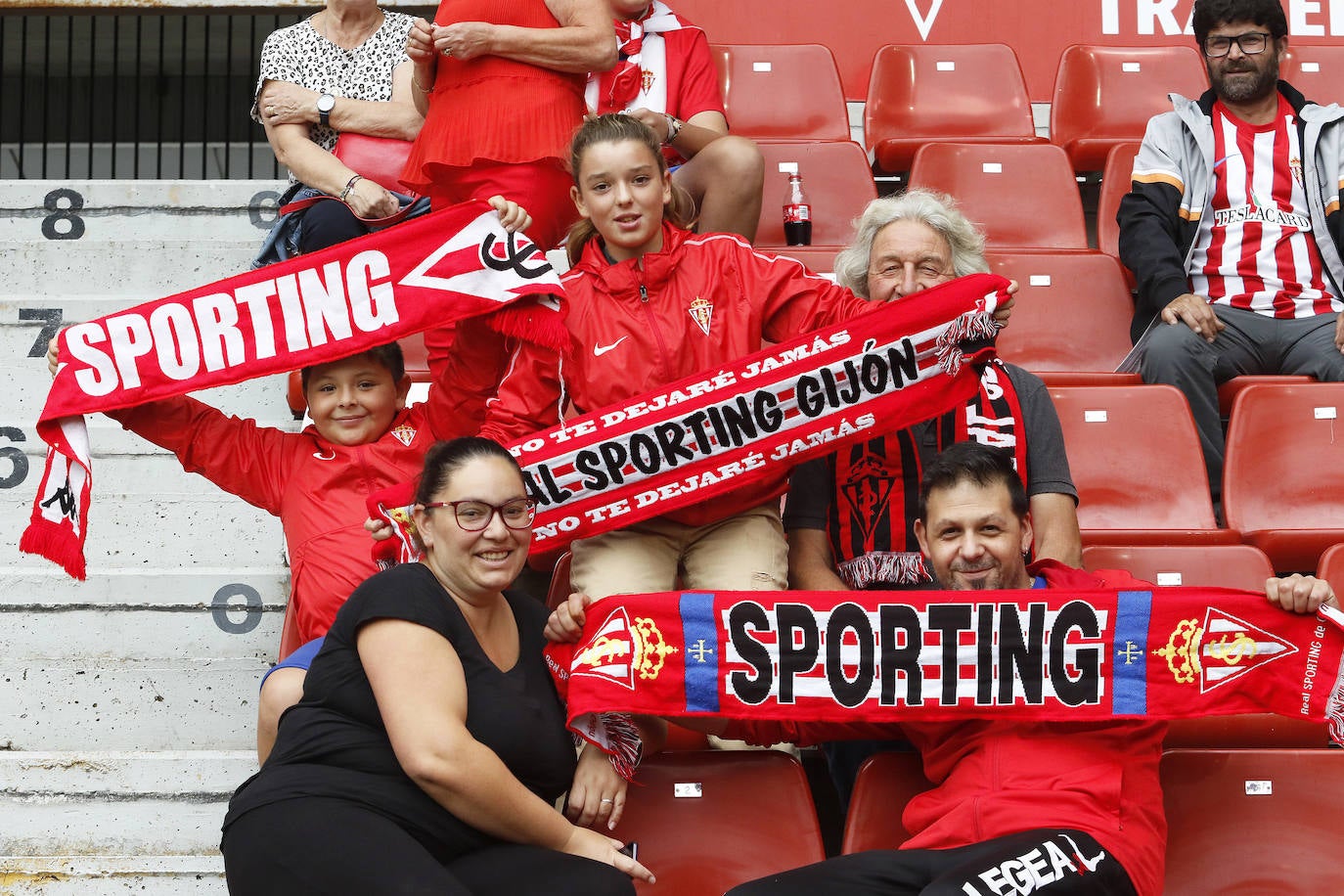 Fotos: ¿Estuviste en el partido Sporting-Albacete? ¡Búscate!