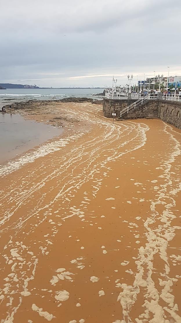 Espumas arrastradas por la mar hasta el Tostaderu. 