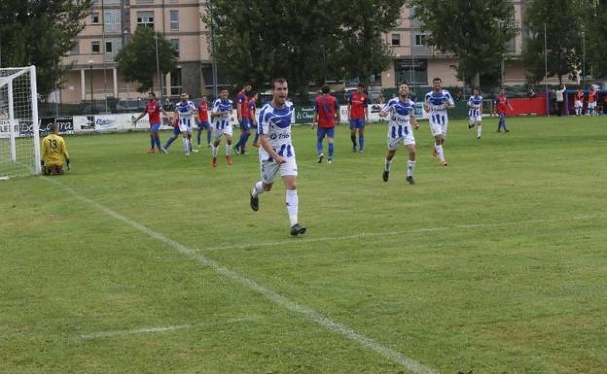 Borja Granda celebra el gol con el que adelantaba al Real Avilés. 