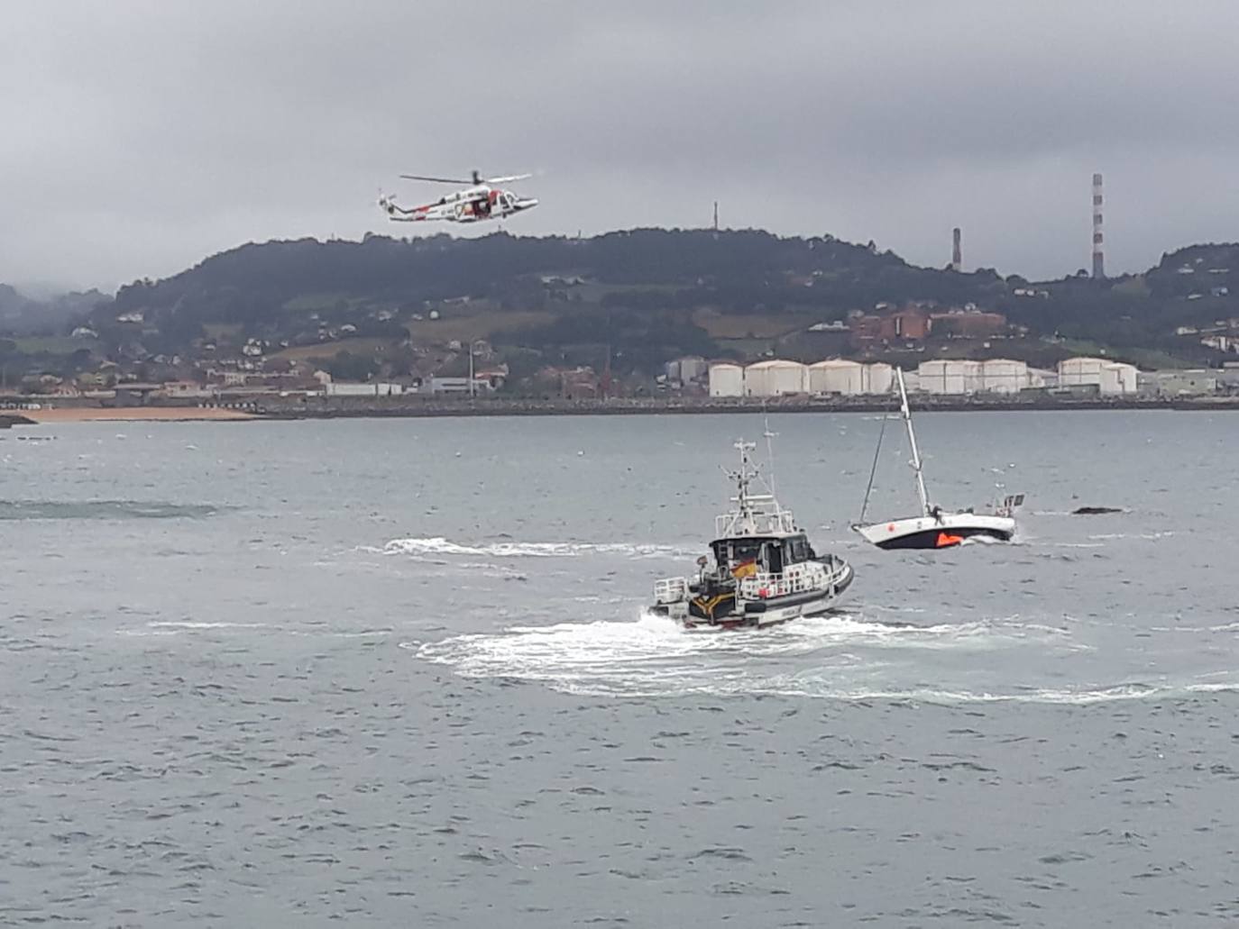 Un velero a la deriva ha obligado a poner en marcha un amplio dispositivo de emergencia en la playa de Poniente. El único tripulante de la embarcación ha sido rescatado con vida por el helicóptero Helimer Cantábrico y trasladado al Hospital de Jove.