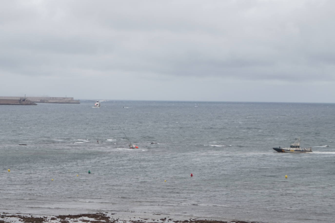 Un velero a la deriva ha obligado a poner en marcha un amplio dispositivo de emergencia en la playa de Poniente. El único tripulante de la embarcación ha sido rescatado con vida por el helicóptero Helimer Cantábrico y trasladado al Hospital de Jove.