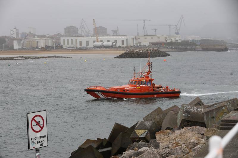 Un velero a la deriva ha obligado a poner en marcha un amplio dispositivo de emergencia en la playa de Poniente. El único tripulante de la embarcación ha sido rescatado con vida por el helicóptero Helimer Cantábrico y trasladado al Hospital de Jove.