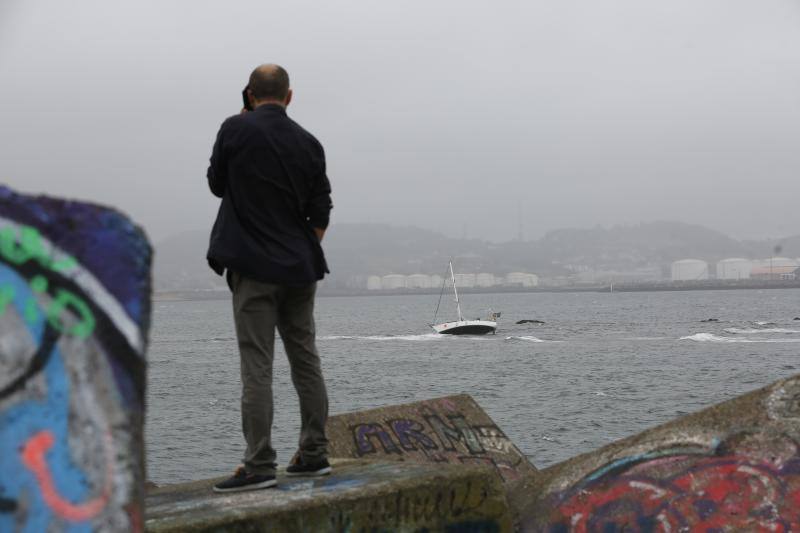 Un velero a la deriva ha obligado a poner en marcha un amplio dispositivo de emergencia en la playa de Poniente. El único tripulante de la embarcación ha sido rescatado con vida por el helicóptero Helimer Cantábrico y trasladado al Hospital de Jove.