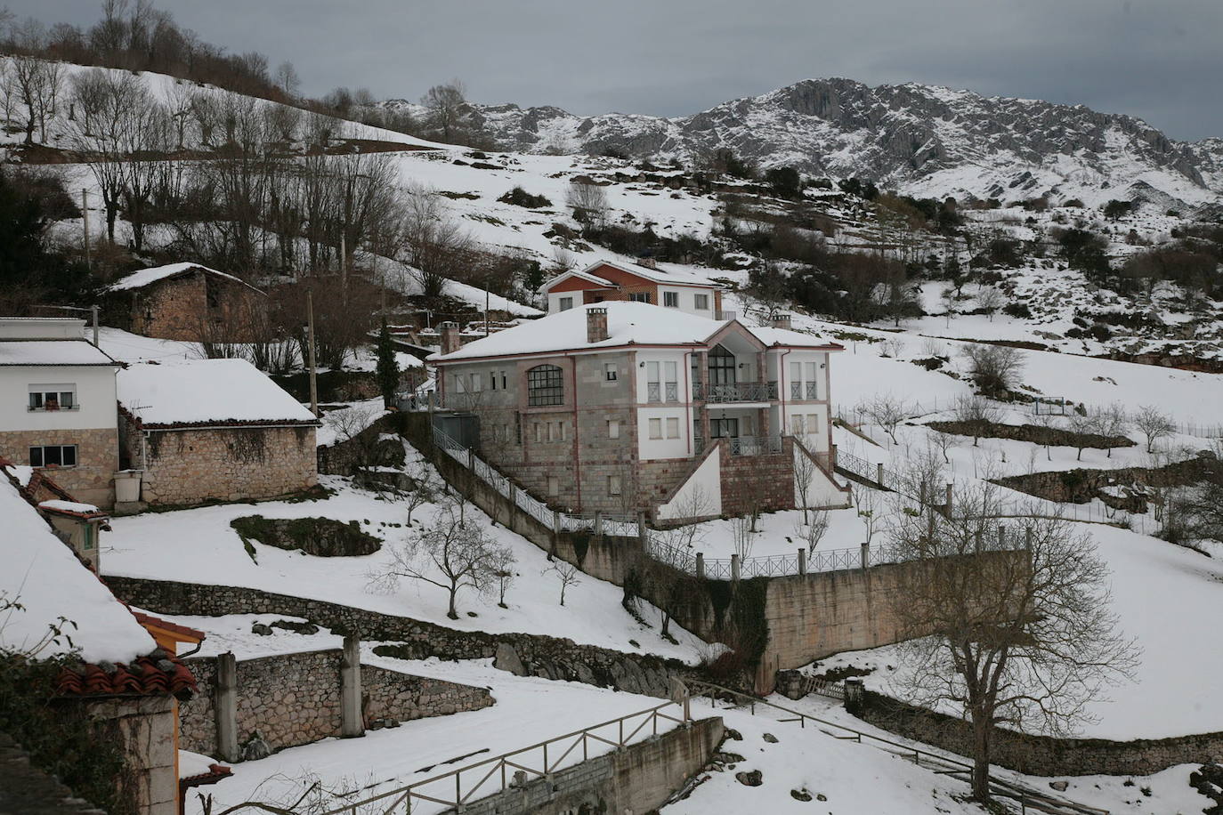 En pleno corazón del Parque Natural, los vecinos del Pueblo Ejemplar de Asturias 2019 disfrutan a diario de una de las estampas más bonitas del picu Urriellu. 