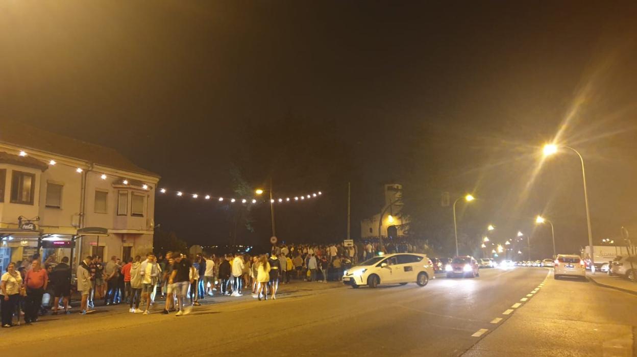 El botellón en las inmediaciones de la iglesia de Colloto el sábado por la noche. 