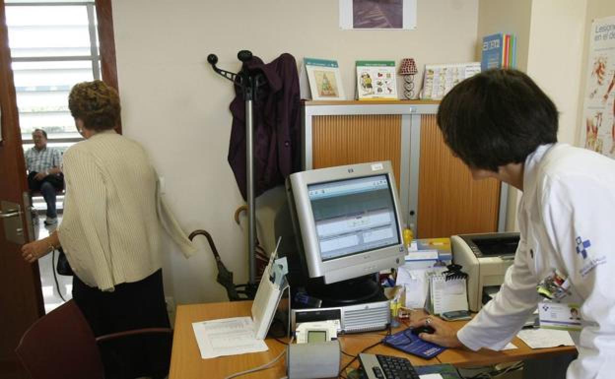 Una médica en su consulta. 