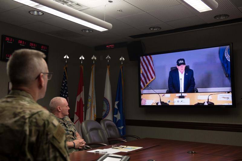 El presidente de los EE UU, Donald Trump, habla por videoconferencia con el general O'Shaughnessy, que dirige la coordinación de la emergencia.