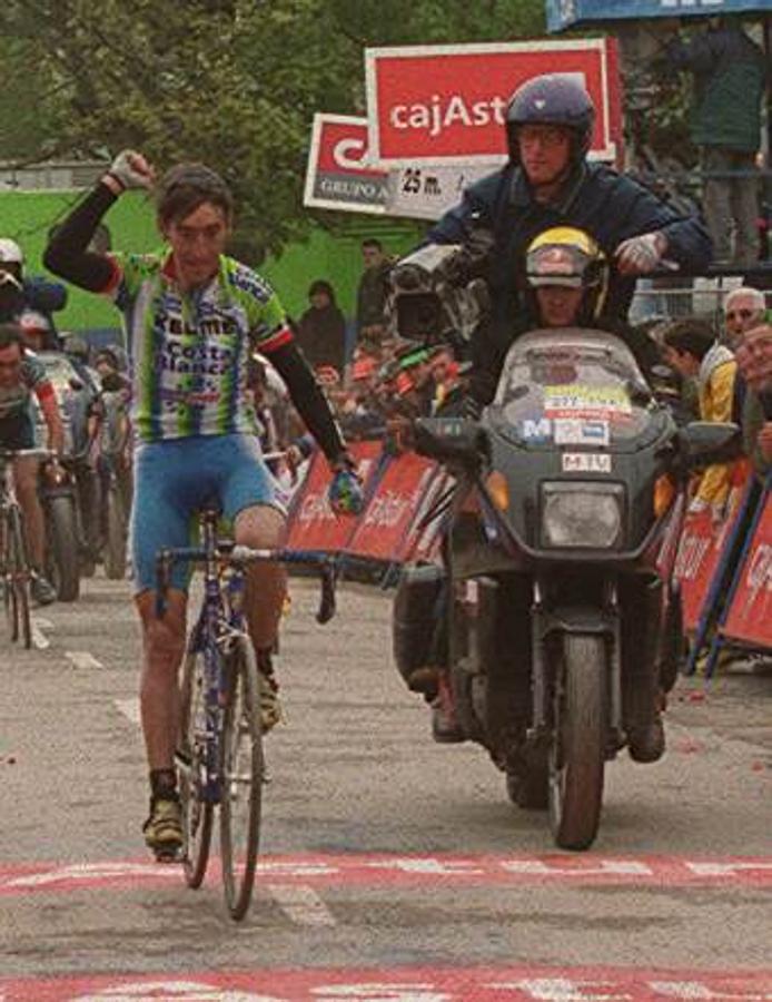 La clásica ascensión del Alto del Acebo (1ªcat; 1200m) será protagonista por su doble subida en la etapa 15. En la foto, Fernando Escartin celebraba su victoria en 1999. 