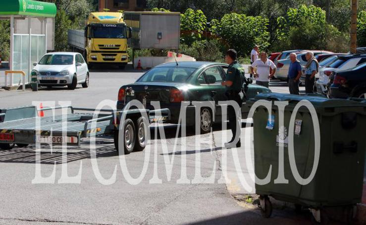 Un agente de la Guardia Civil ha resultado herido tras ser atropellado por un vehículo que se dio a la fuga en Pola de Lena. Hay una persona detenida y se busca a un segundo implicado.