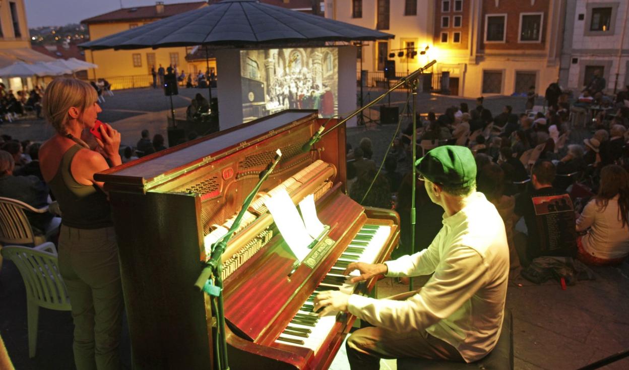 Asistentes en la plaza de El Paraguas a la jornada de ayer. :: M. ROJAS