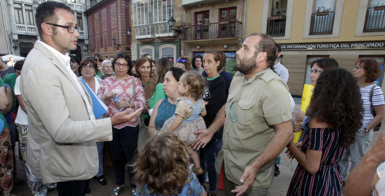 El concejal de Educación, José Luis Costillas, conversa con las trabajadoras afectadas y sus familias a la salida del Pleno. 