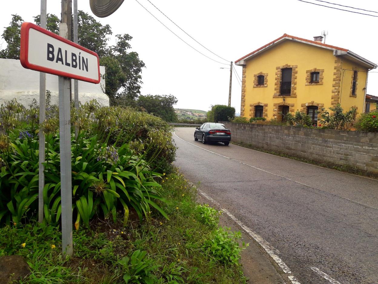 Vviendas de Balbín, próximas al complejo deportivo cuyos vecinos se oponen al punto limpio. 