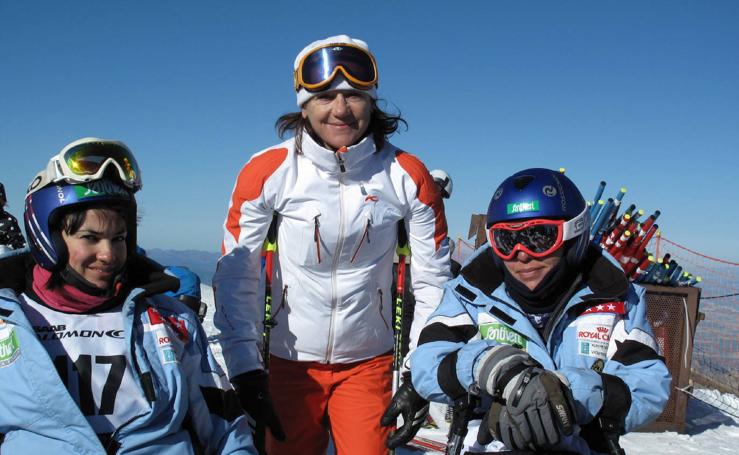 La esquiadora Blanca Fernández Ochoa, pionera del deporte español, se convirtió en una cara muy conocida después de su medalla olímpica. En 2007, participó en una visita institucional a la estación de esquí de Fuentes de Invierno.