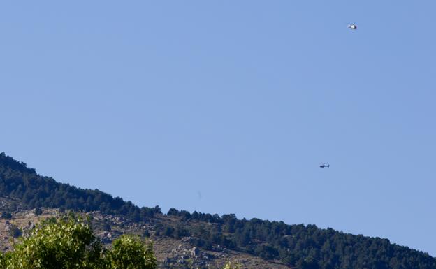 Helicópteros de los equipos de búsqueda sobrevuelan el pico de La Peñota.