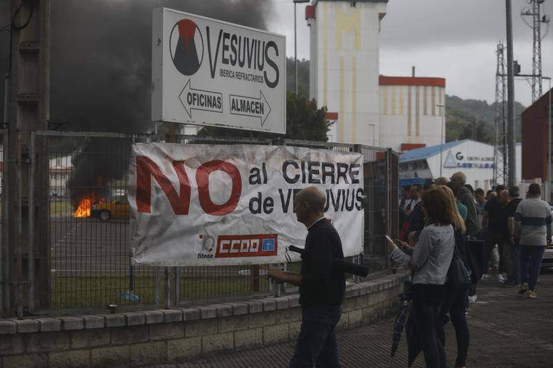 La plantilla de la factoría langreana ha protagonizado protestas a las puertas de la empresa tras conocer la decisión de la empresa de clausurar la actividad industrial en la planta, que cuenta con 111 empleados.
