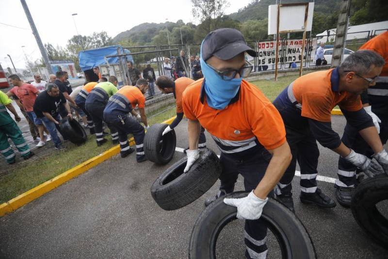 La plantilla de la factoría langreana ha protagonizado protestas a las puertas de la empresa tras conocer la decisión de la empresa de clausurar la actividad industrial en la planta, que cuenta con 111 empleados.