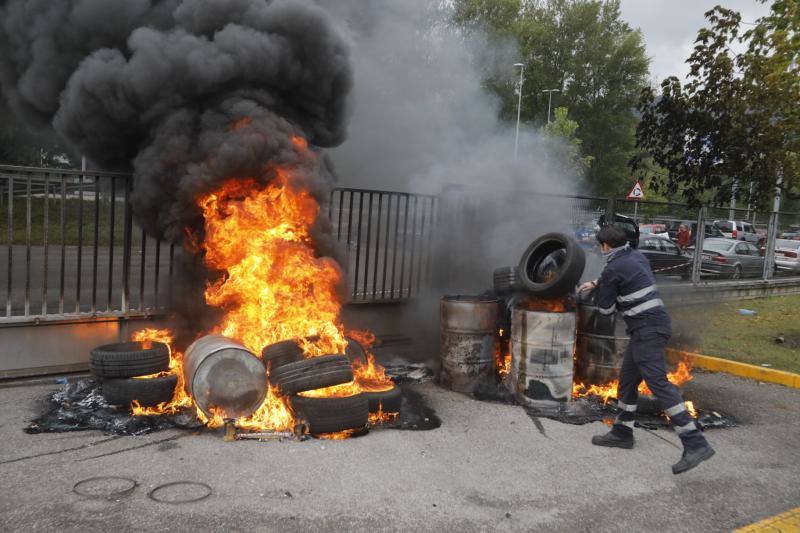 La plantilla de la factoría langreana ha protagonizado protestas a las puertas de la empresa tras conocer la decisión de la empresa de clausurar la actividad industrial en la planta, que cuenta con 111 empleados.