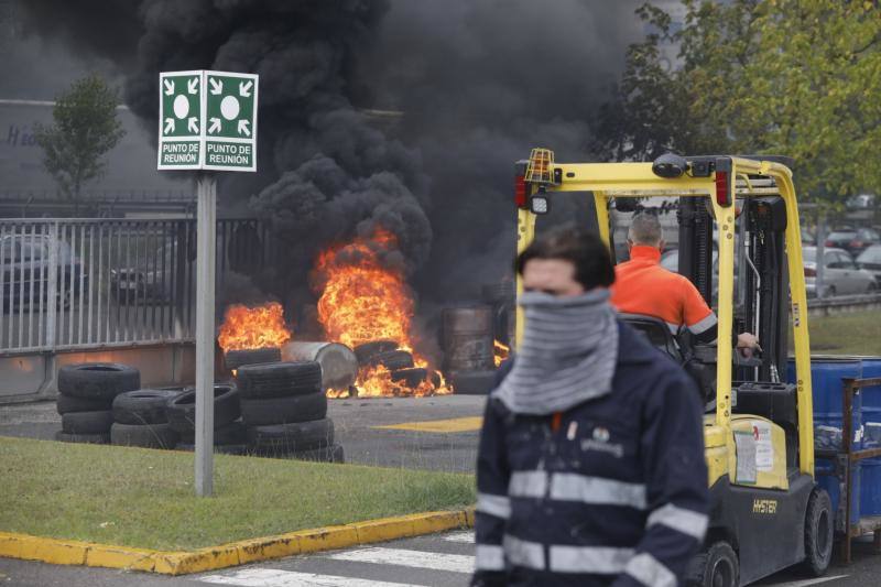 La plantilla de la factoría langreana ha protagonizado protestas a las puertas de la empresa tras conocer la decisión de la empresa de clausurar la actividad industrial en la planta, que cuenta con 111 empleados.