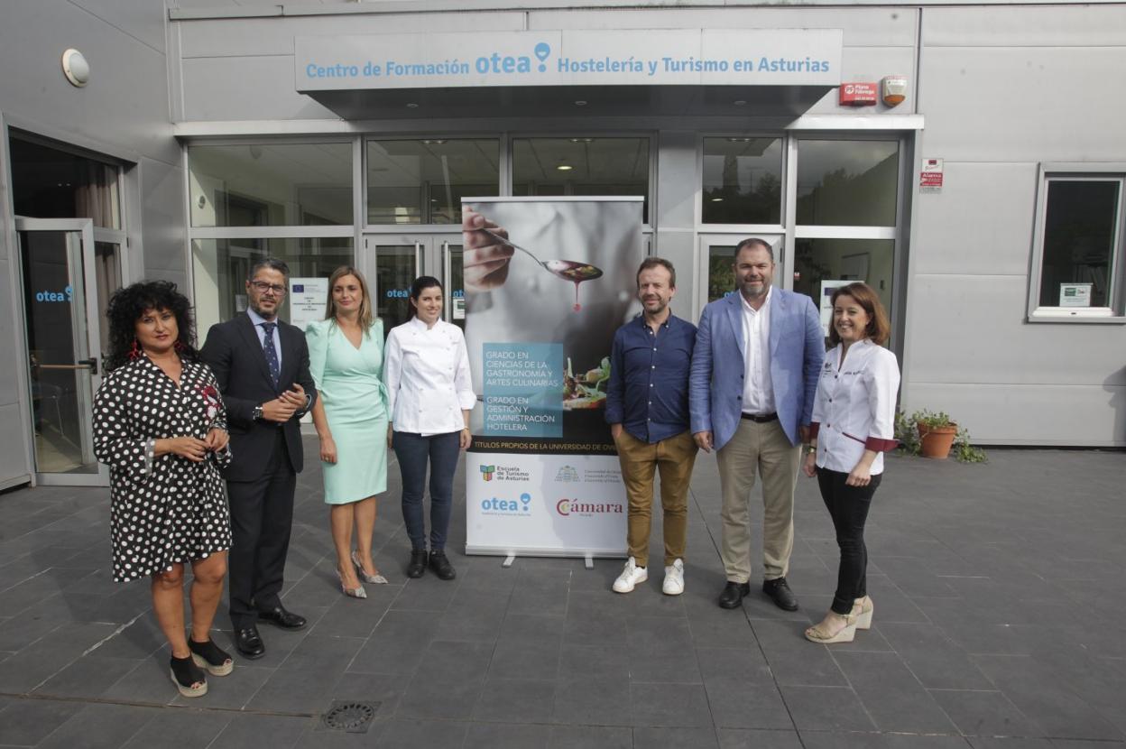 Ana Isabel Caro, Gerardo Antuña, Marián G. Rúa, Sara López, Nacho Manzano, Carlos Paniceres y Ramona Menéndez. 