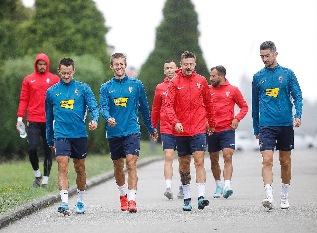 Javi Fuego, de rojo, junto a sus compañeros al inicio del entrenamiento. 
