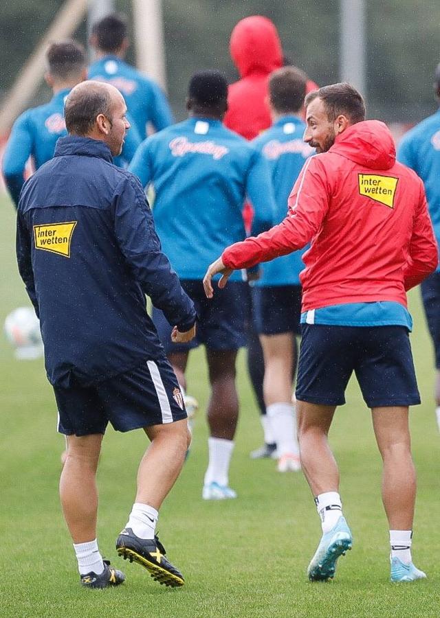Javi Fuego, de rojo, junto a sus compañeros al inicio del entrenamiento. 