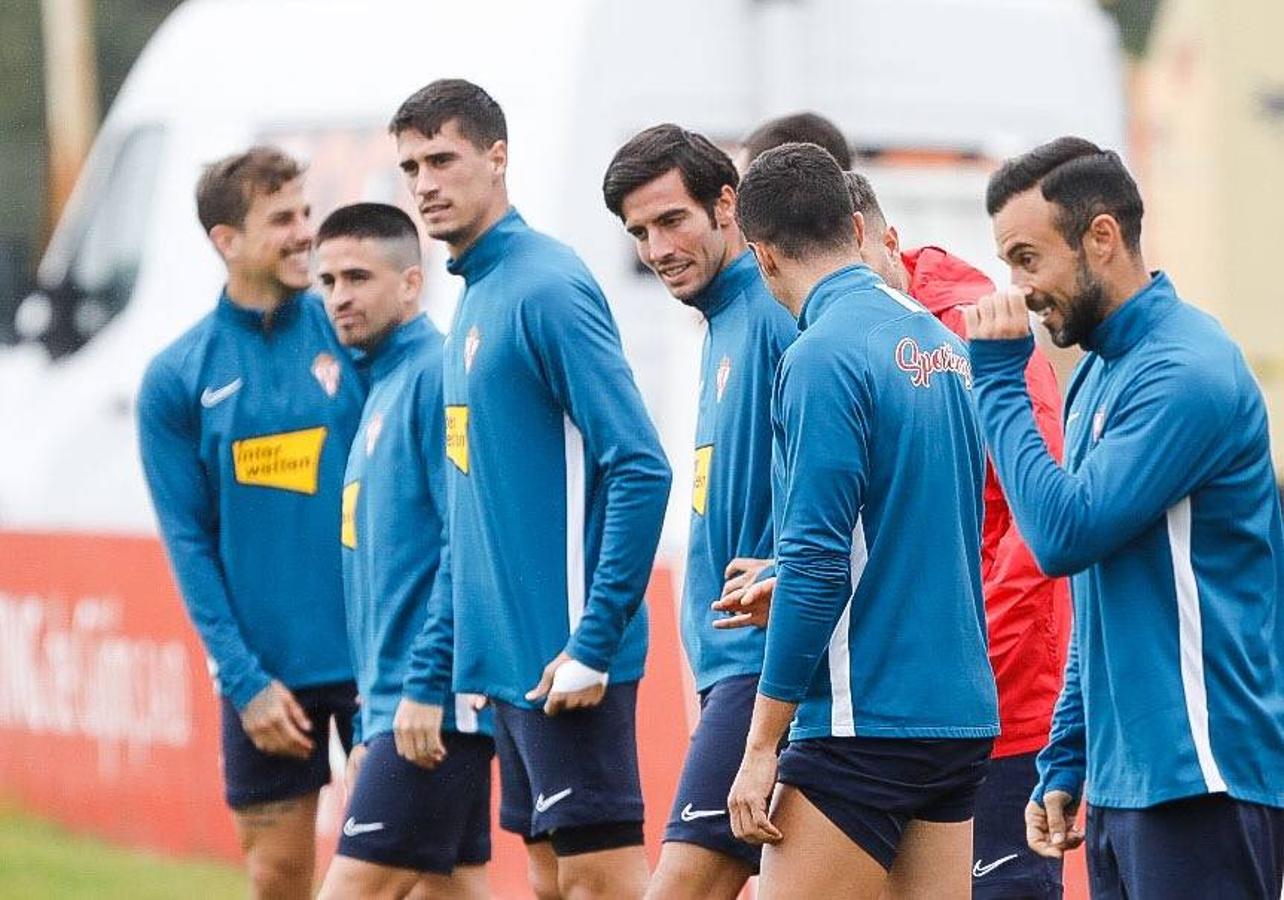 Javi Fuego, de rojo, junto a sus compañeros al inicio del entrenamiento. 