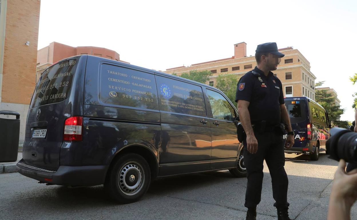 Llegada del coche fúnebre que transportaba el cuerpo de Blanca Fernández Ochoa al Instituto Anatómico Forense.