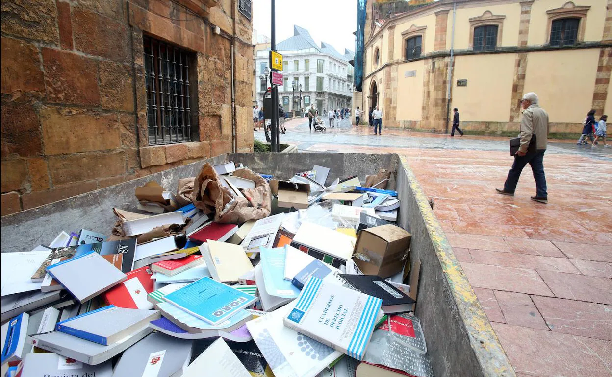 Contenedor lleno de libros y documentos situado junto al palacio de Vladecarzana. 